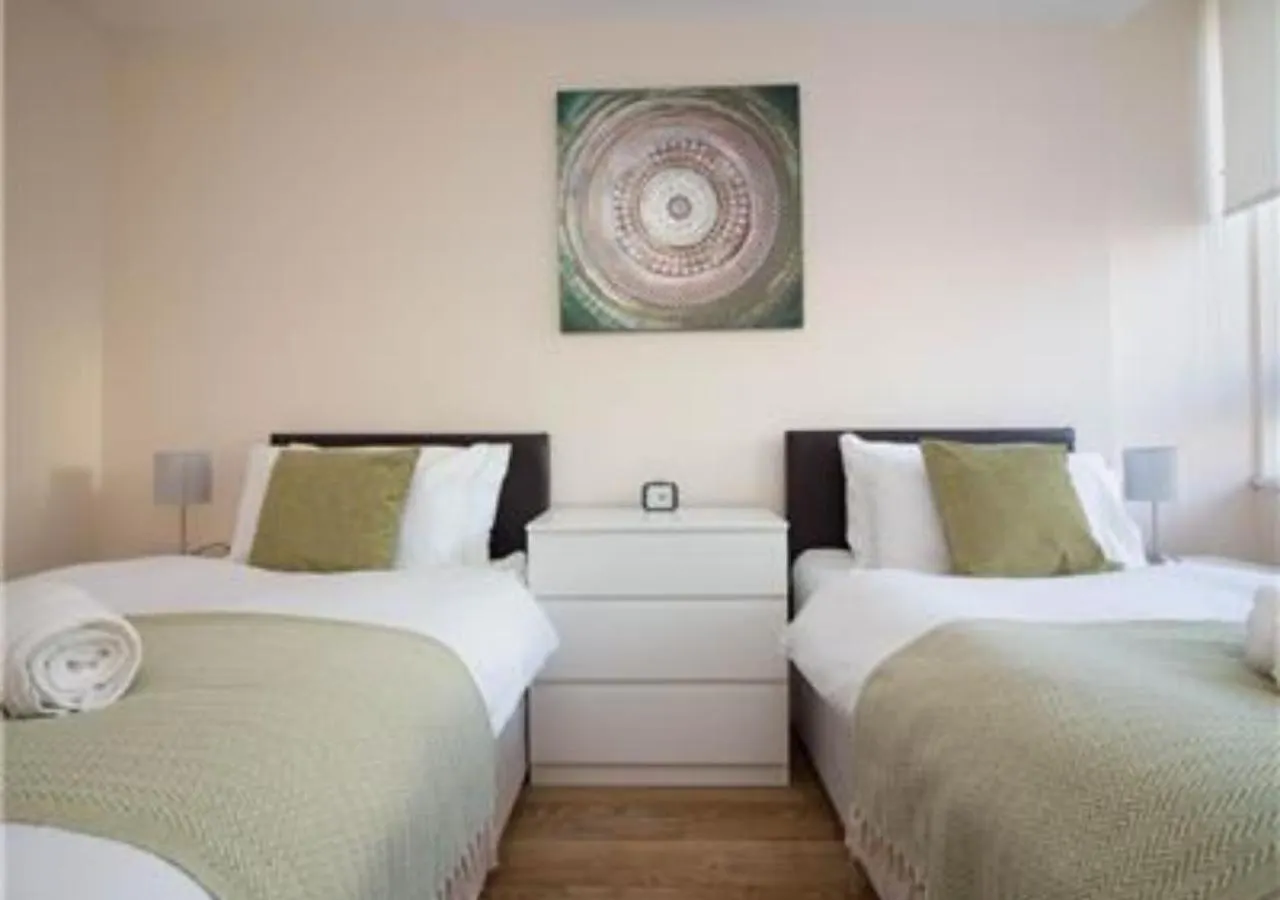 Stayzo Castle Point 6 Apartment - Premier Lodge Southampton