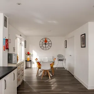 Apartment Spacious & Stylish 4-bed House With Hot Tub In Prime Location, Southampton