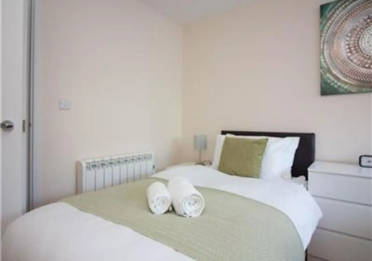 Stayzo Castle Point 6 Apartment - Premier Lodge Southampton 0*,  United Kingdom