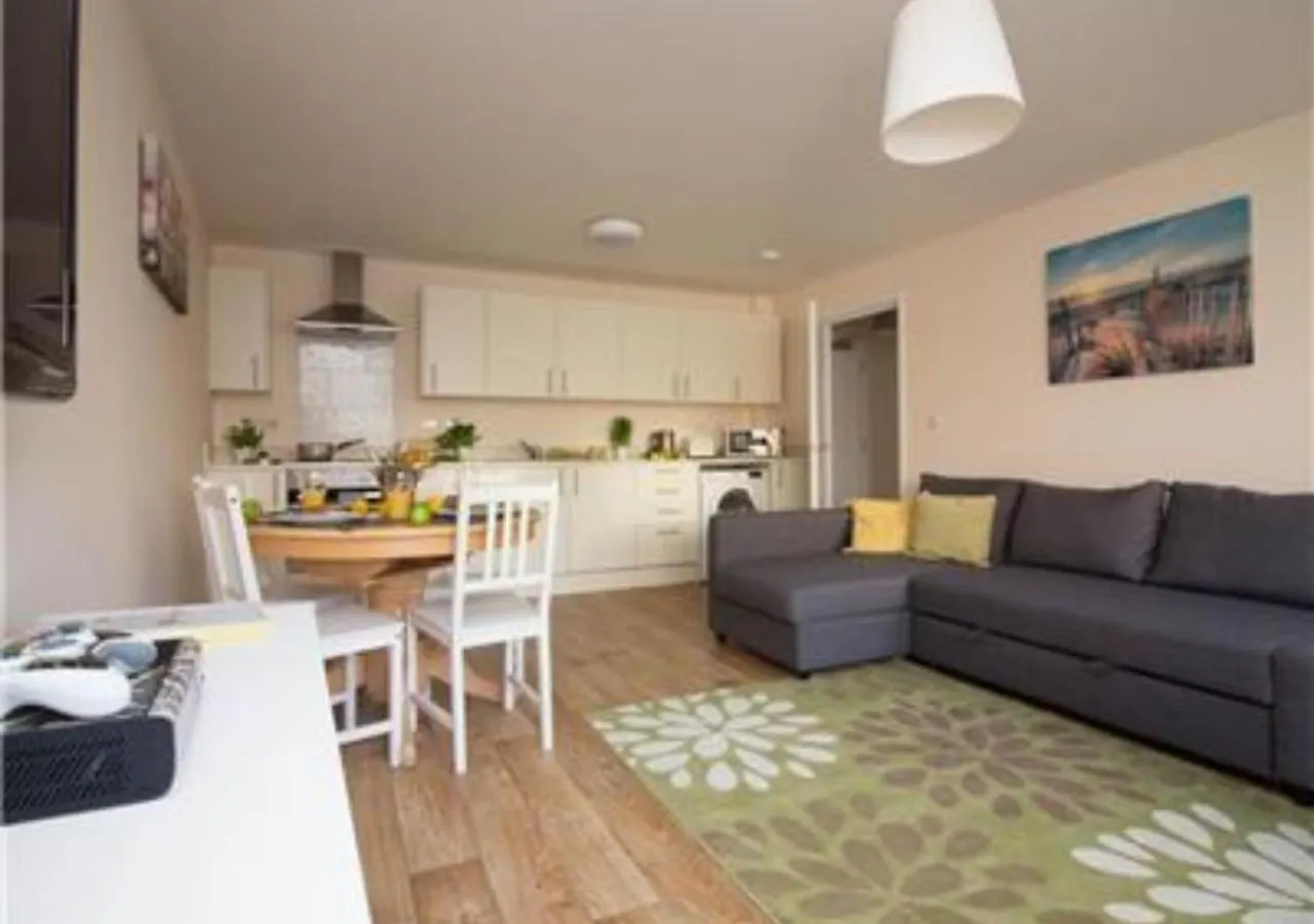 Stayzo Castle Point 6 Apartment - Premier Lodge Southampton
