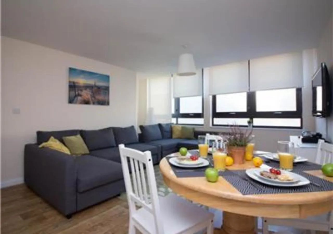 Stayzo Castle Point 6 Apartment - Premier Lodge Southampton