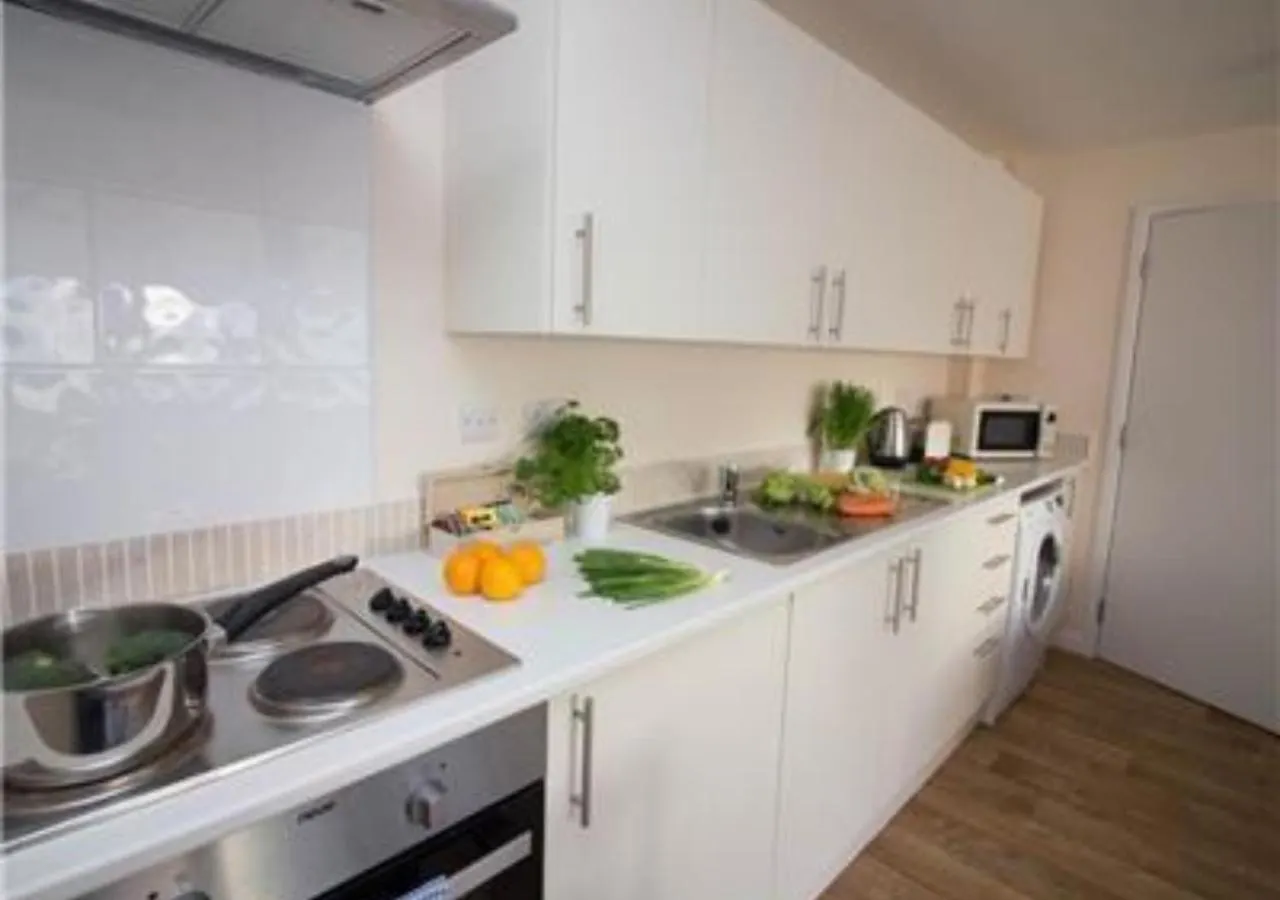 Stayzo Castle Point 6 Apartment - Premier Lodge Southampton
