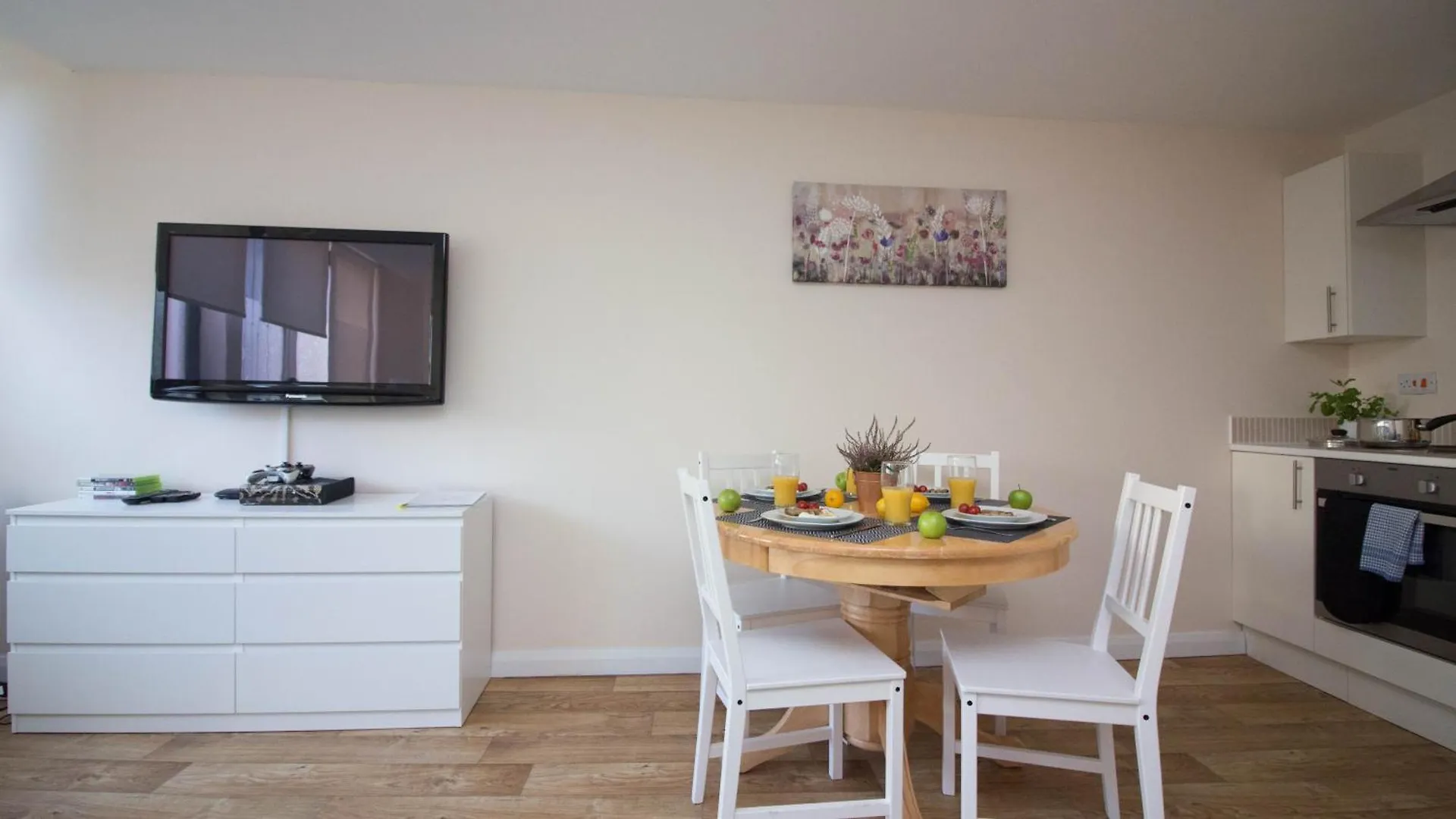 Stayzo Castle Point 6 Apartment - Premier Lodge Southampton