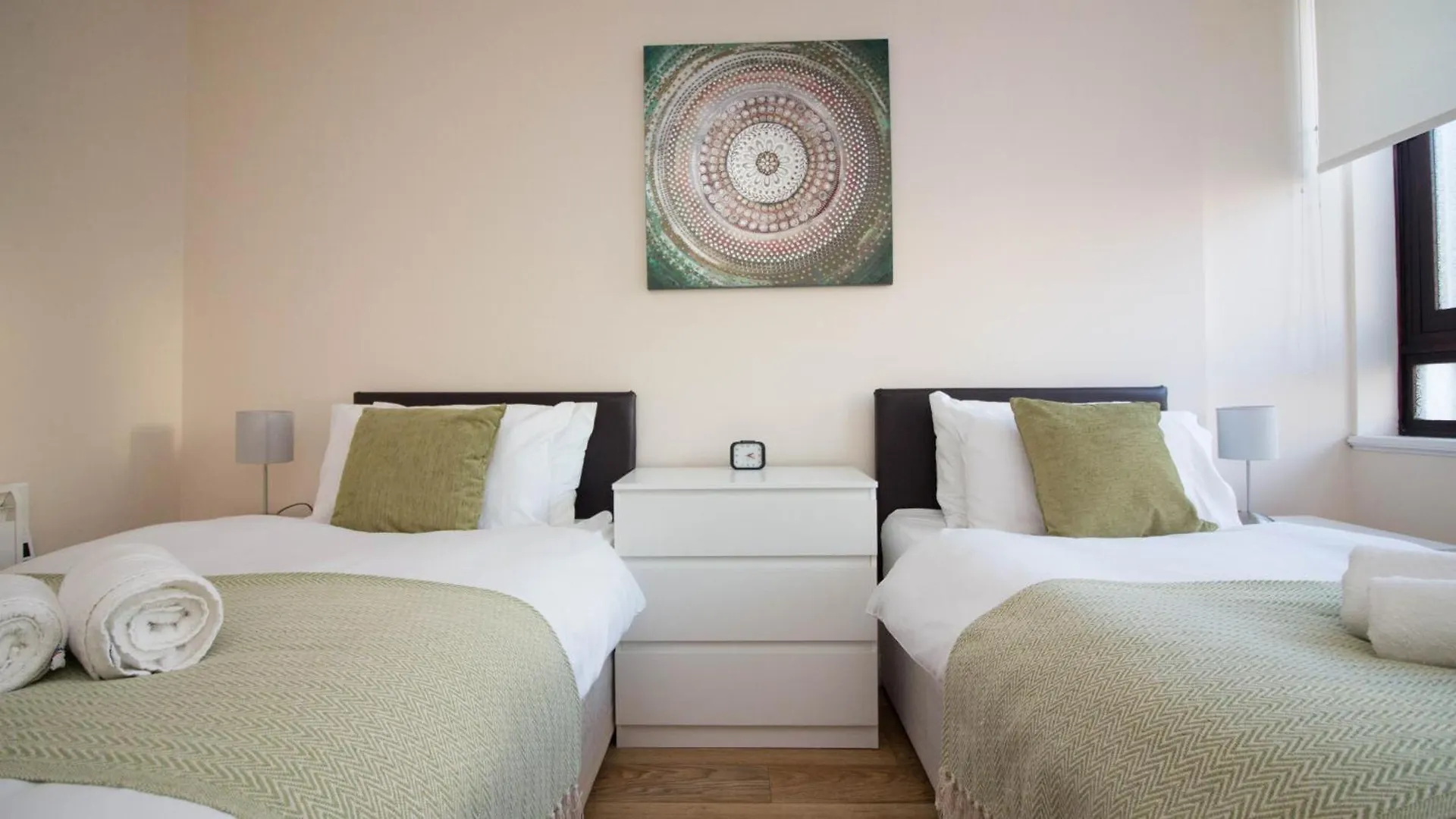Stayzo Castle Point 6 Apartment - Premier Lodge Southampton