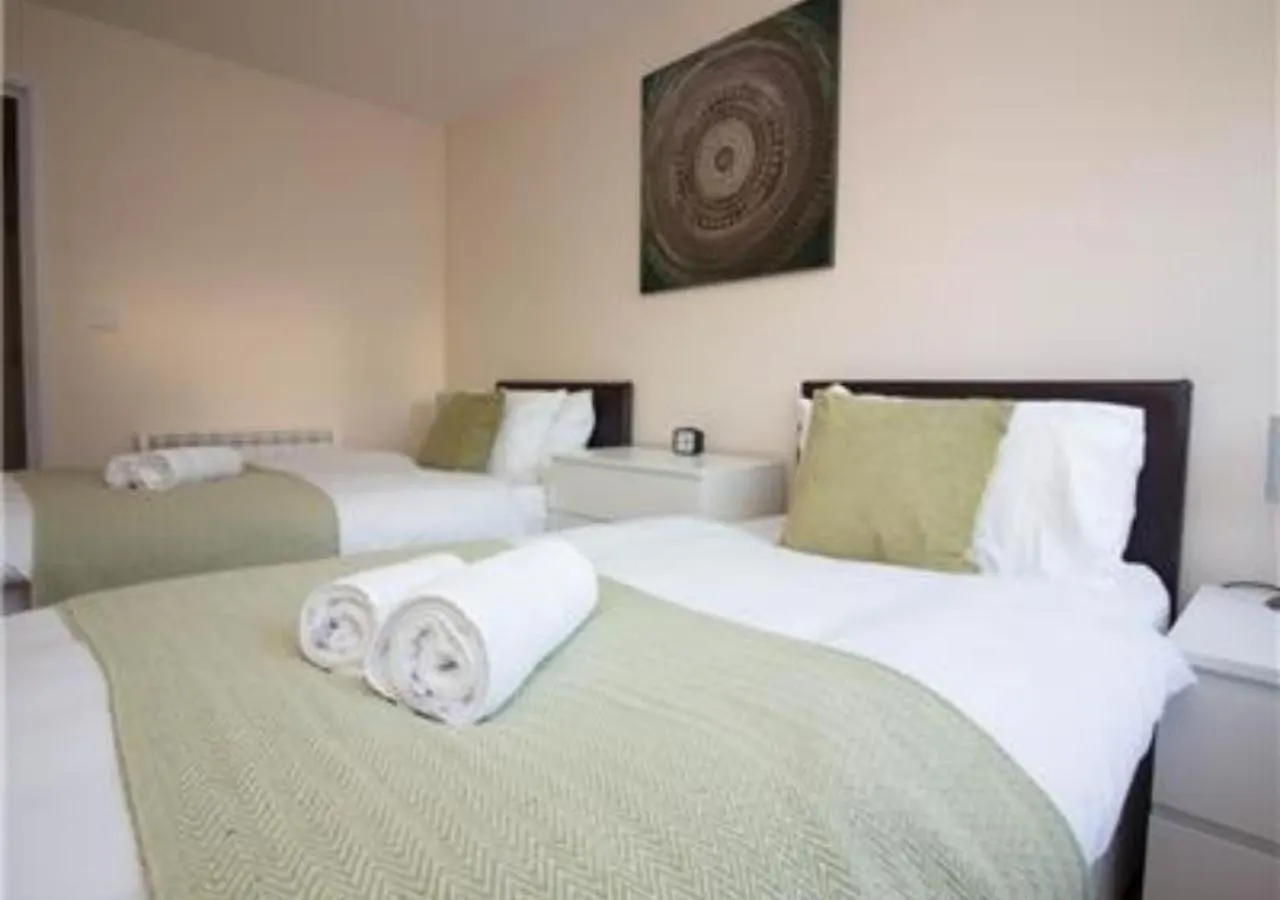 Stayzo Castle Point 6 Apartment - Premier Lodge Southampton