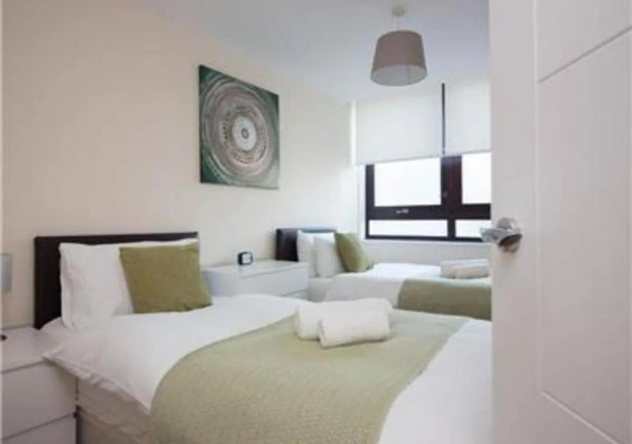 Stayzo Castle Point 6 Apartment - Premier Lodge Southampton