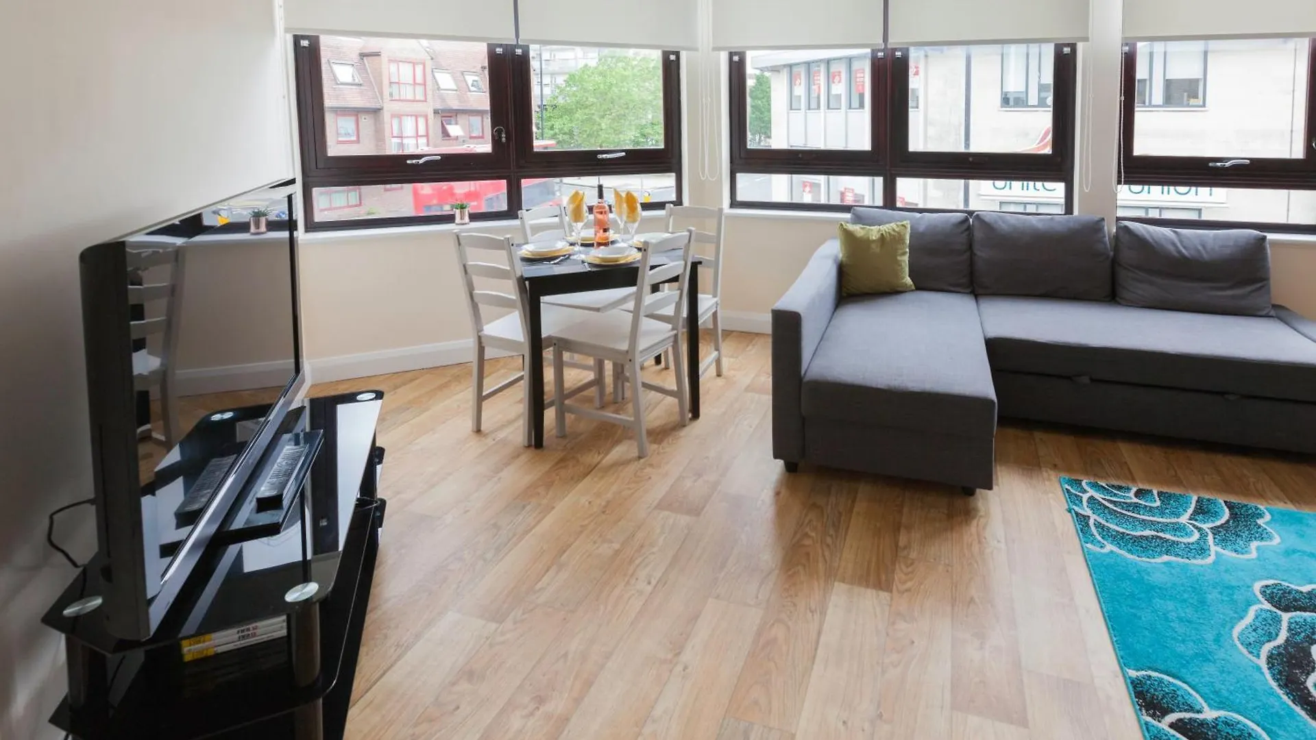 Stayzo Castle Point 6 Apartment - Premier Lodge Southampton Regno Unito